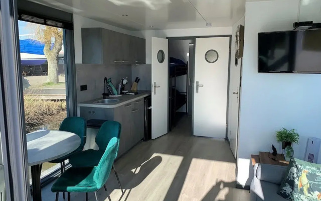 Waterfront Houseboat Near the Centre