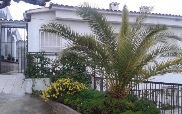 Отель Hostal Los Pinares Испания, Льорет-де-Мар - отзывы, цены и фото номеров - забронировать отель Hostal Los Pinares онлайн вид на фасад