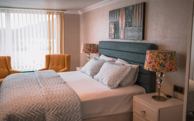 Dolphin Boutique Hotel & Restaurant