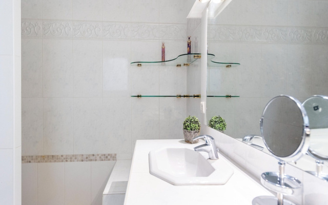 Elegant Villa in Les Mees With Garden