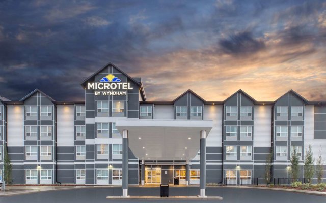 Отель Microtel Inn & Suites By Wyndham Fort Mcmurray Канада, Форт-Макмюррей - отзывы, цены и фото номеров - забронировать отель Microtel Inn & Suites By Wyndham Fort Mcmurray онлайн вид на фасад