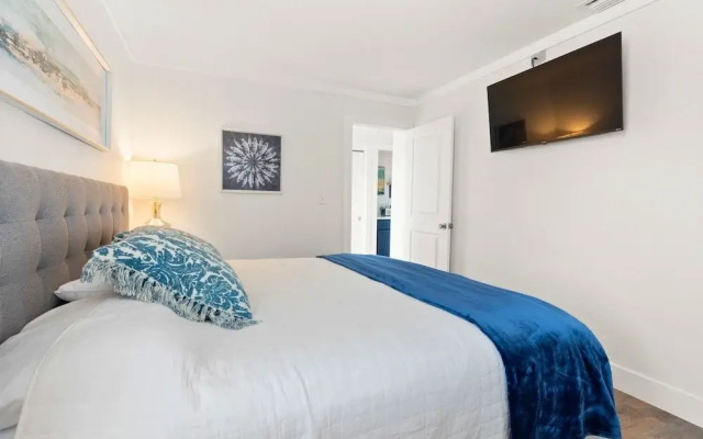 Hoosier Holiday 1 Bedroom Condo by RedAwning