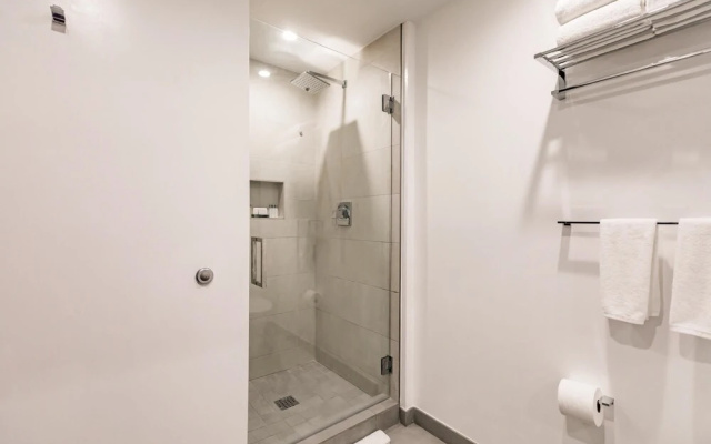 Upscale Modern 2B Condo on the Beach