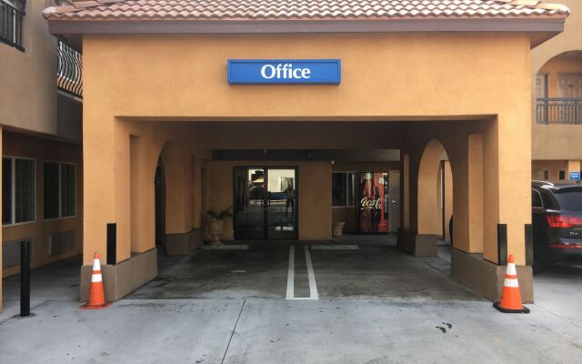 Отель Americas Best Value Inn-South Gate Downey США, Южные ворота - отзывы, цены и фото номеров - забронировать отель Americas Best Value Inn-South Gate Downey онлайн вид на фасад