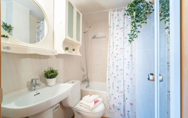 Modern 1-bedroom Apartment With Terrace