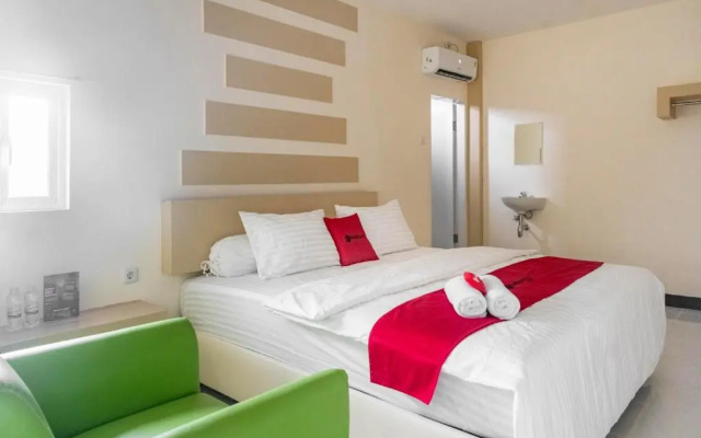 RedDoorz Plus near Millenium ICT Centre Medan 2