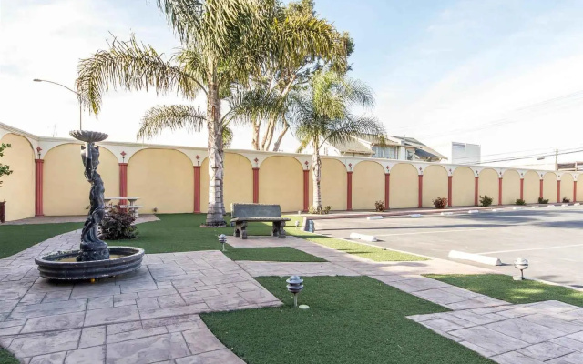 Rodeway Inn & Suites Near The Coliseum & Arena