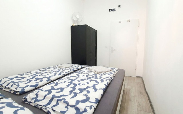 Quick Access to Vienna Center - Simple Private Rooms with WIFI