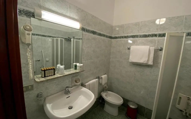 Hotel Embassy Pero