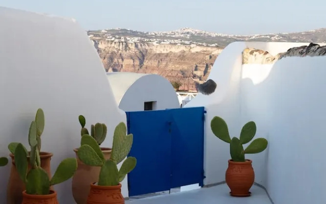 Amphora Charm Suite - Akrotiri Escape