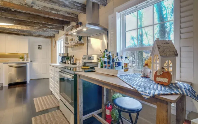 Walk to Beach: Historical Fredericksburg Home