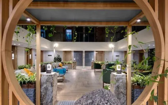 Xingfu Holiday Hotel (Buji Shenzhen East Railway Station Branch)