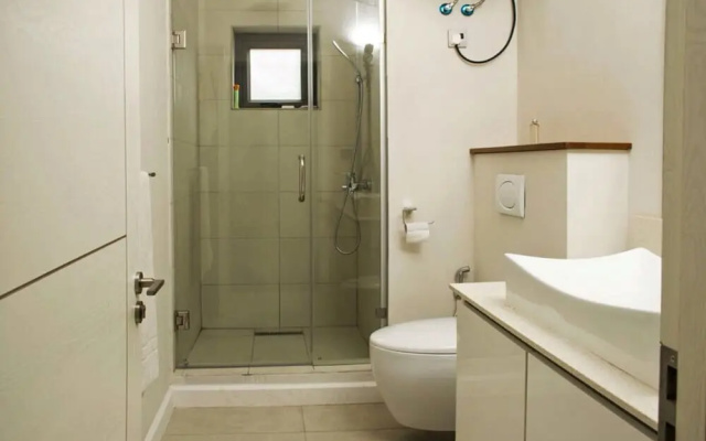 Modern 2-bed Sleeps 4 With Balcony