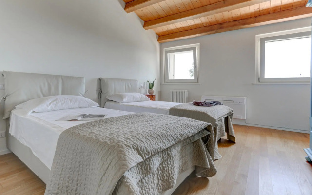 2Balsl Montefreddo - Large Two Bedroom Split Level