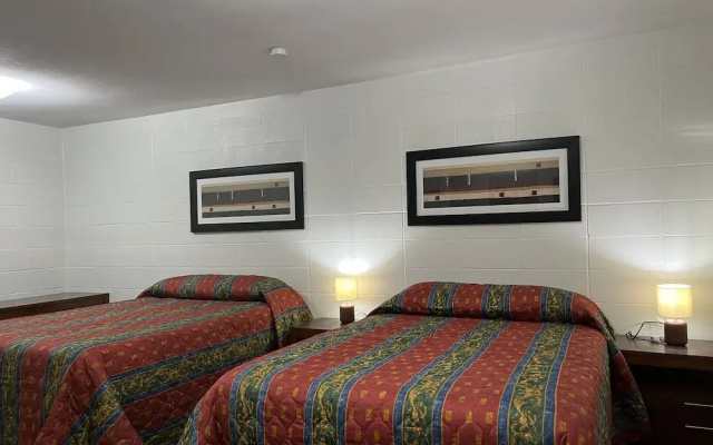 Driftwood Inn and Lodge by the lake
