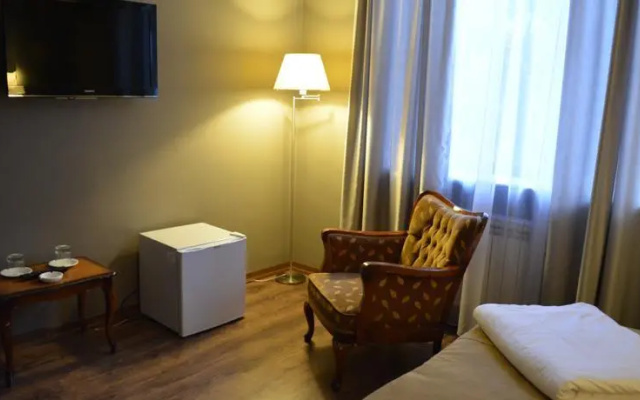 Three Rooms Hotel