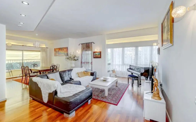Charming spacious 4BR apt near the sea