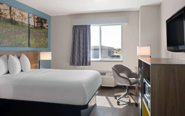 Days Inn by Wyndham Neenah