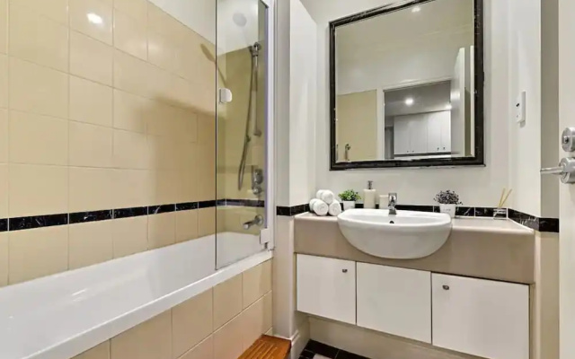 Spacious Retreat On Queen Street With Gym And Pool