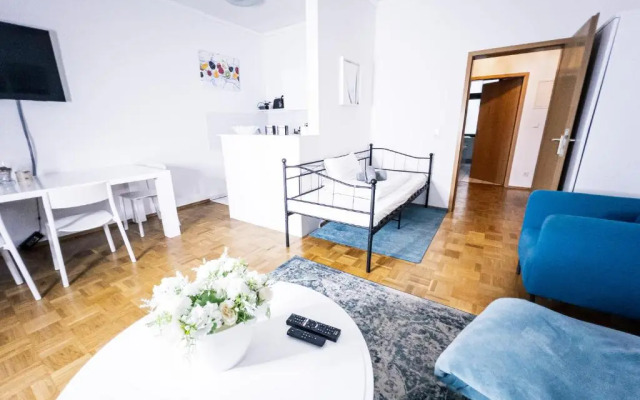 Zentraler Altbau am Clara-Zetkin-Park, RB-Arena um die Ecke, Netflix inklusive