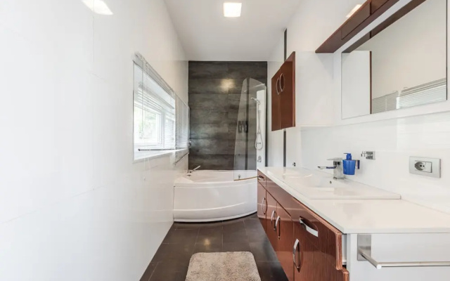 Exclusive Lake Villa 4BR With Private Pool
