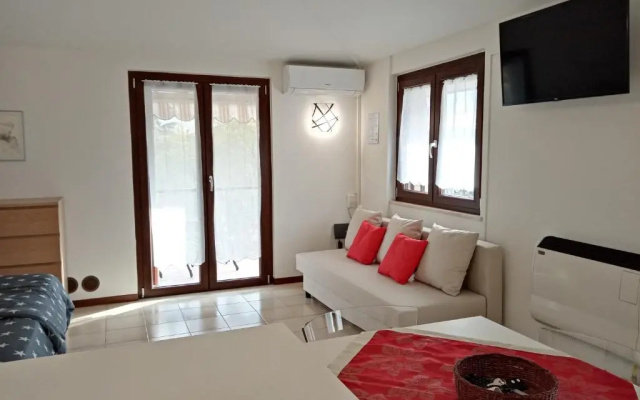Casa Lugana 1 - Monolocale con piscina fronte lago