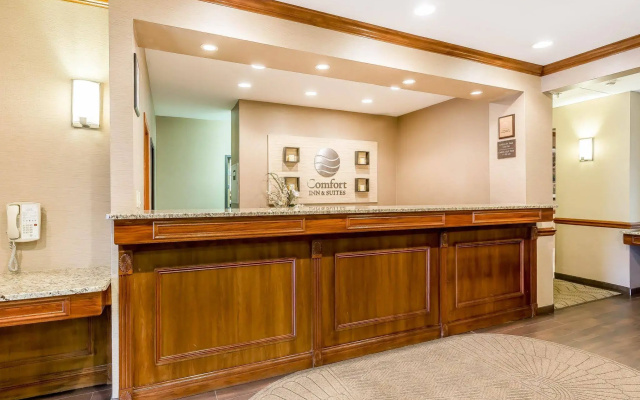 Comfort Inn & Suites East Moline Near I-80