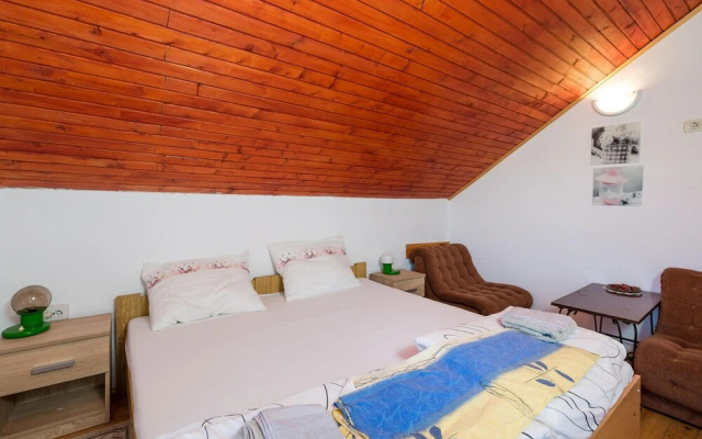 Awesome Home in Fuzine With Wifi and 5 Bedrooms