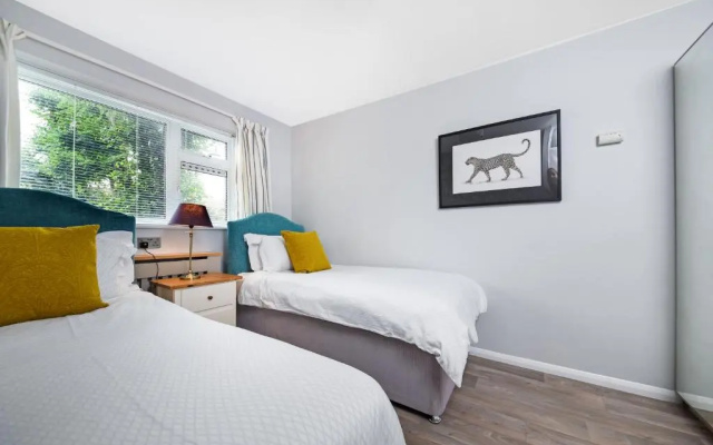 Surbiton modern 2 bedroom flat with parking
