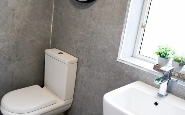 The Ivies - 5 Bedroom Property - Tenby