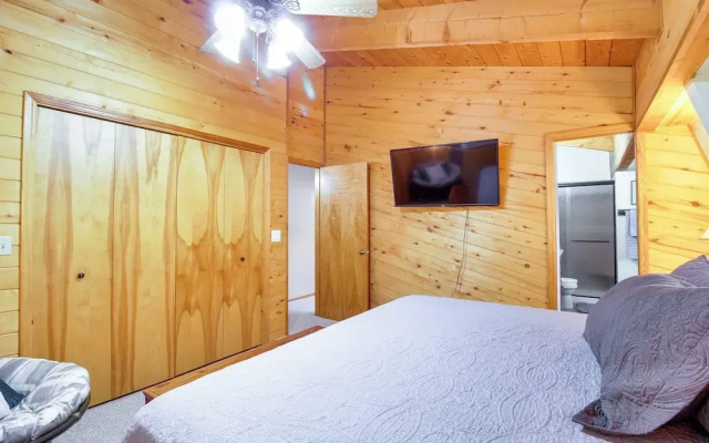 Hot Tub + Decks: Sherwood Forest Cabin