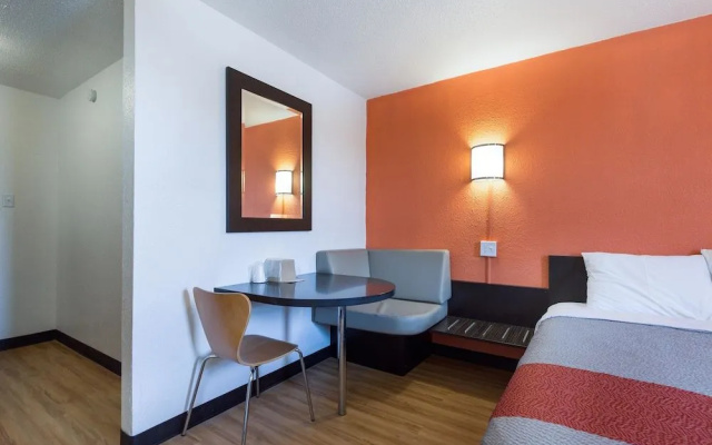 Motel 6 Lincoln, IL