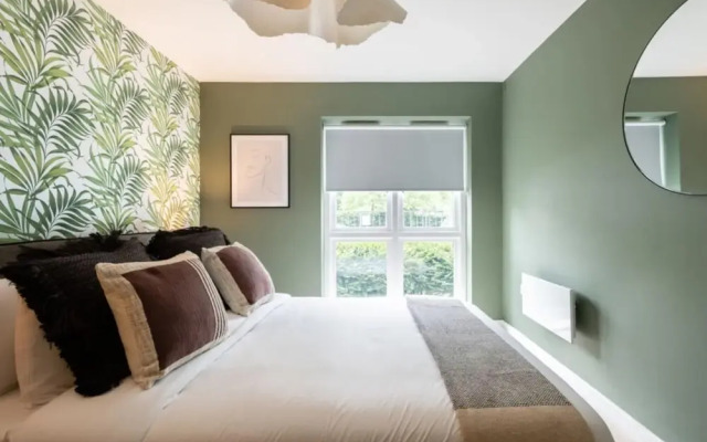 The Bow Mews - Modern Bright 2bdr Apartment With Patio