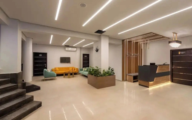 Отель Travelholic Residence Golden Gates
