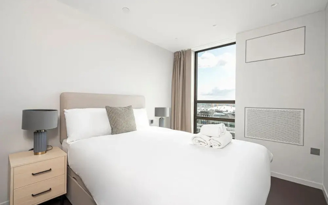 Stylish Three-bedroom Apartment in Poplar