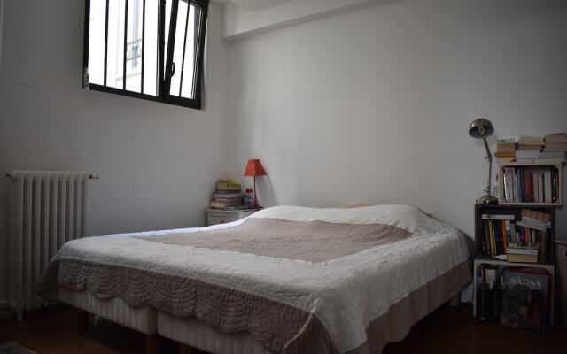 Апартаменты Spacious 2 Bedroom Loft Style Apartment Париж комната для гостей
