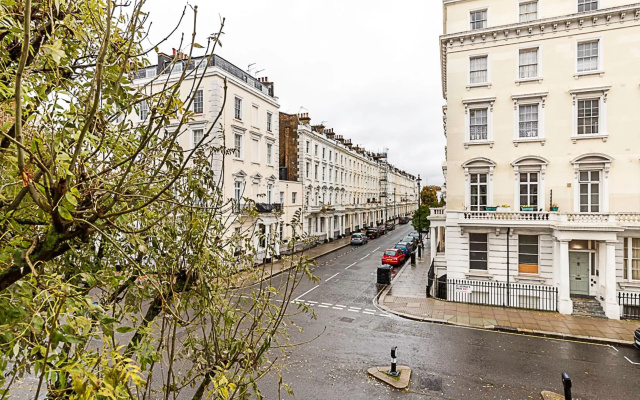 Beautiful Two Bedroom Abode Near Victoria