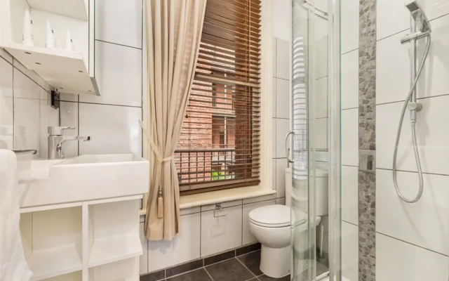 Cosy and Central City Studio Near Attractions