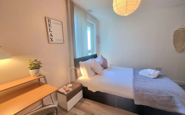 2-bed 2-bath Greenwich Apartment with balcony & lift
