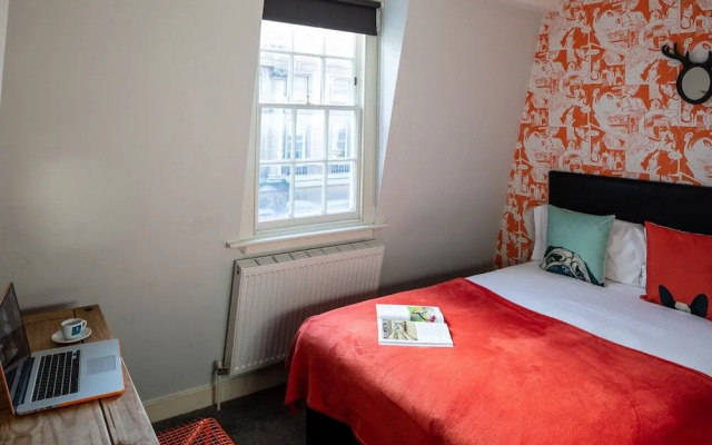 Dream Stays Bath - Trim Street Townhouse with Hot tub