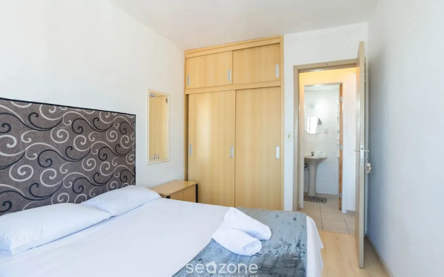 Central Apt Steps From the Beach in BC Cev2304
