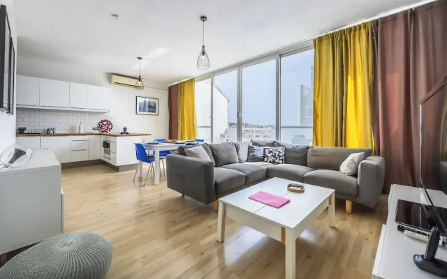 Modern Sunlit 2BR Penthouse Big Terrace
