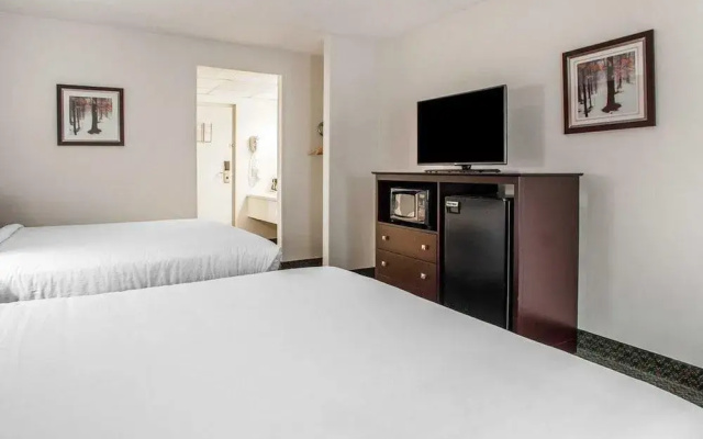 Econo Lodge Inn & Suites Outlet Village
