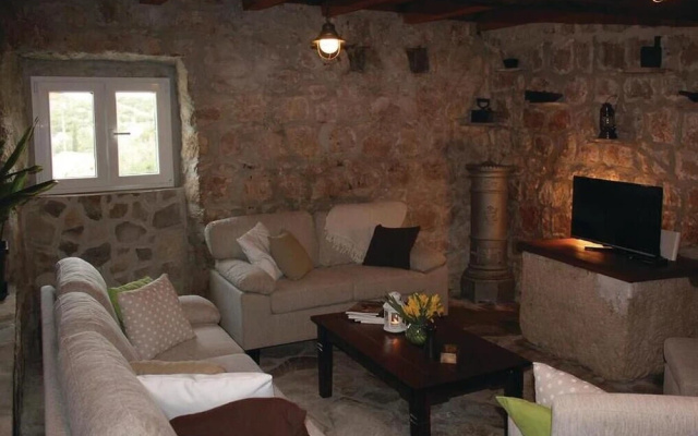 Amazing Home in Brotnice with WiFi, 3 Bedrooms & Hot Tub