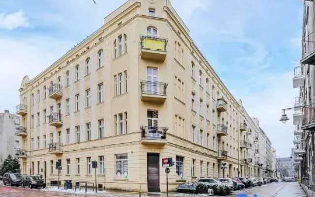 Lumina bright apart near the city center