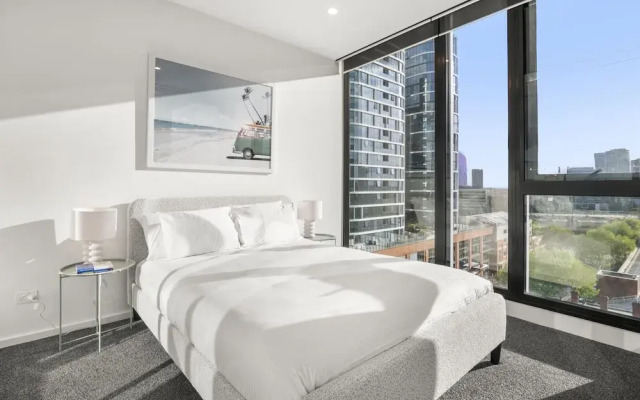 Elegant 2-bed With Superb Views & Amenities