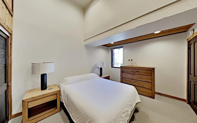 Spectacular Condo Slopeside Location and Mountain View! Close to Village Gondola by RedAwning