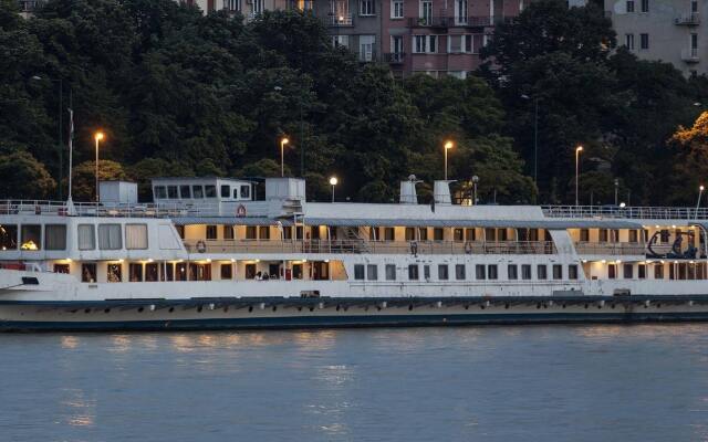 Отель Fortuna Boat Hotel and Restaurant Венгрия, Будапешт - 3 отзыва об отеле, цены и фото номеров - забронировать отель Fortuna Boat Hotel and Restaurant онлайн вид на фасад