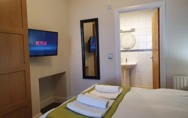 OYO Bath Road Apartments