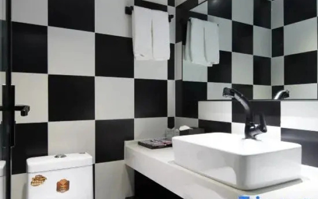Ruiteng Phoenix Nest Holiday Hotel (Changsha Songya Lake Mass Media College)